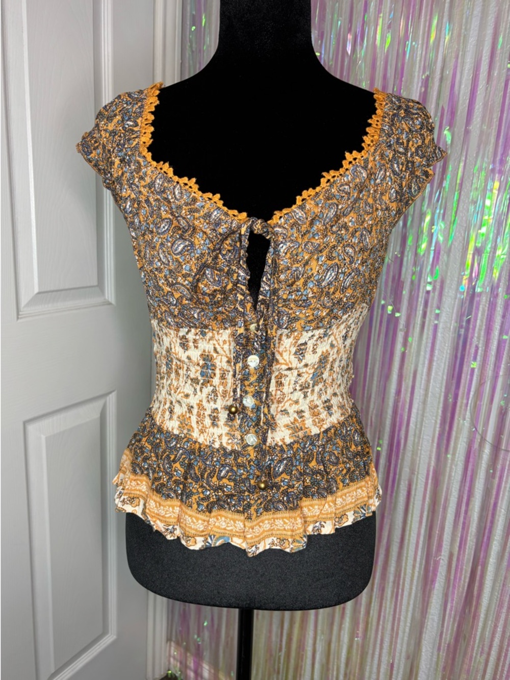Buckle Angie Boho Style Fitted Smocked Waist Paisley Floral Pattern Top - Sz S